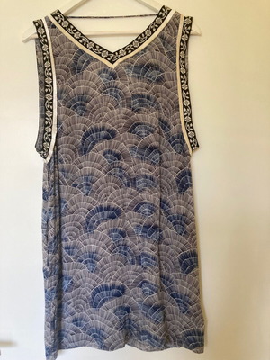 Pepe Jeans dress like new with blue shell print and embroidery