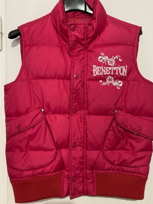 Αμάνικο μπουφάν Benetton σαν καινούργιο, ροζ, κεντημένο σχέδιο