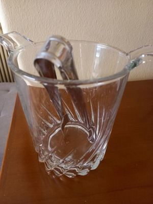 Vintage γυάλινη παγοθήκη με ανάγλυφο σχέδιο και μεταλλική λαβίδα σαν καινούργια