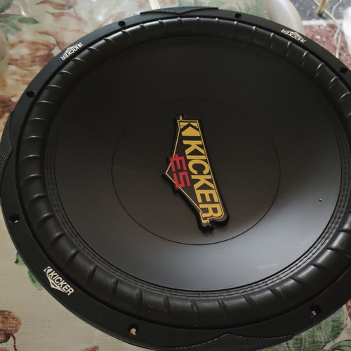 Kicker ES154 Subwoofer 15 inch like new, one coil needed