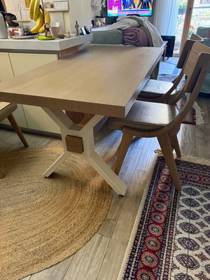 Dining table with 5 chairs like new