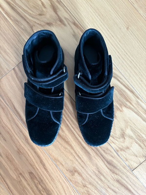 Gucci velvet ankle boots with velcro like new, black, size 36
