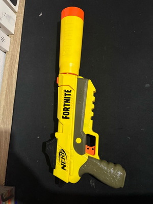Nerf toy gun like new with bonus plastic darts