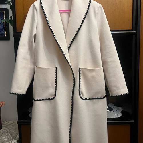 Women's off-white coat like new with belt and pockets