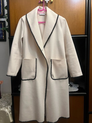 Women's off-white coat like new with belt and pockets