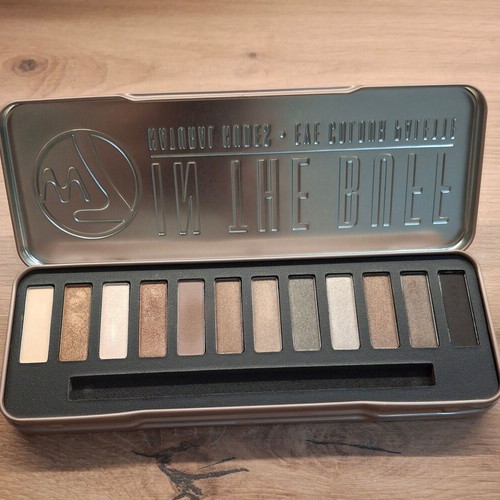 W7 eyeshadow palette new without brush