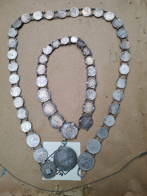 Σετ ζώνη, κολιέ και βραχιόλι με ασημένια νομίσματα 19ου αιώνα σαν καινούργιο