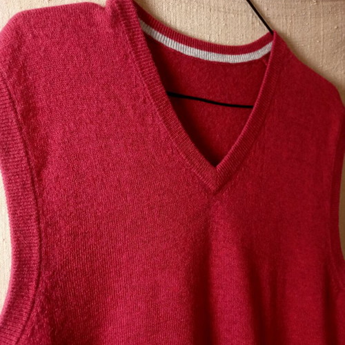 V-neck sweater vest like new, red, 50% cashmere 50% merino wool
