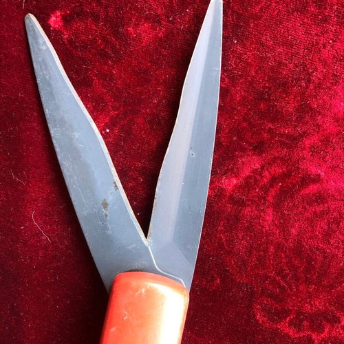 Wolf Garden manual lawn scissors used with detachable blades