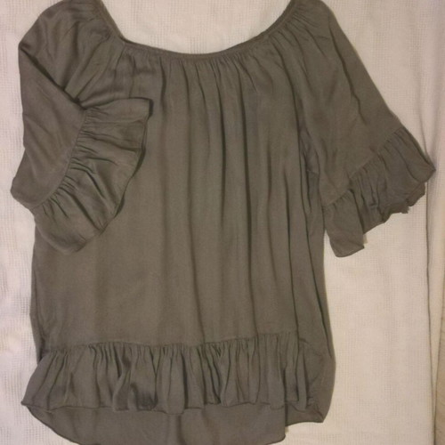 Khaki blouse with open shoulders like new, with ruffles