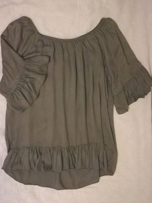 Khaki blouse with open shoulders like new, with ruffles
