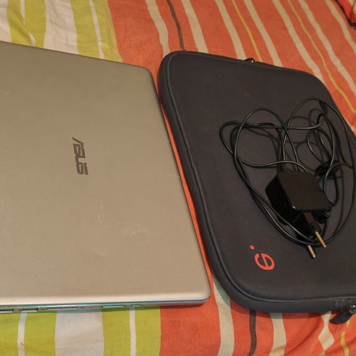 ASUS Q405U 14" Full HD 2-in-1 Touchscreen Laptop bundle