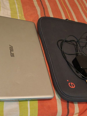 ASUS Q405U 14" Full HD 2-in-1 Touchscreen Laptop bundle