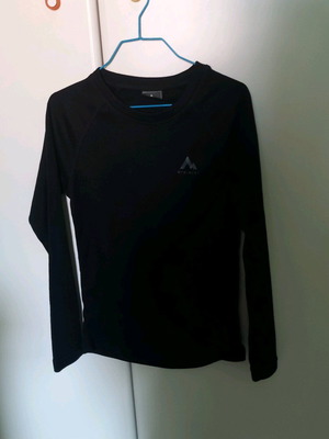 Mc Kinley kids thermal shirt black like new, ages 6-8