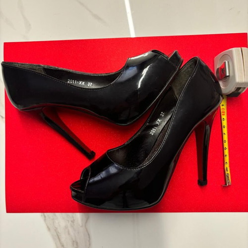Tsoukalas Shoes patent leather pumps size 37 with red sole like new