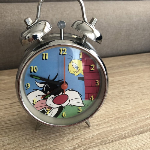 Looney Tunes alarm clock like new, analog tabletop