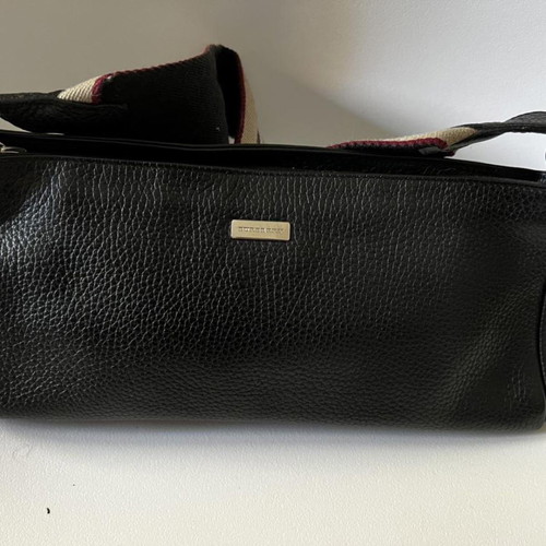 Burberry shoulder bag used with leather and sporty strap