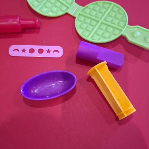 Play Doh modeling set ice cream maker like new with stamps