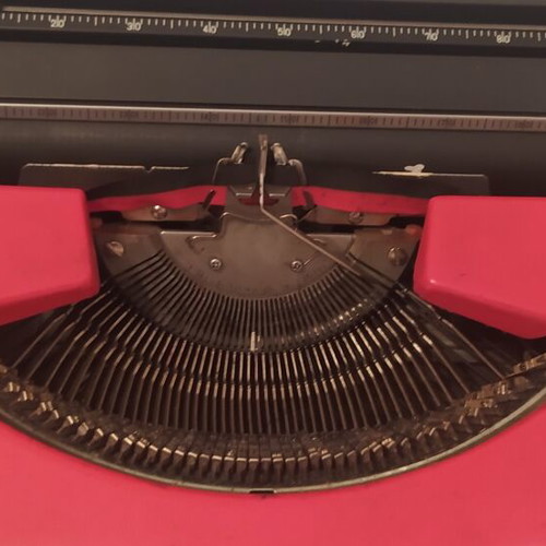 Brother Deluxe 220 portable typewriter Retro Red like new with case
