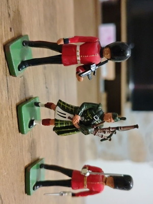 W. Britain metal miniature set