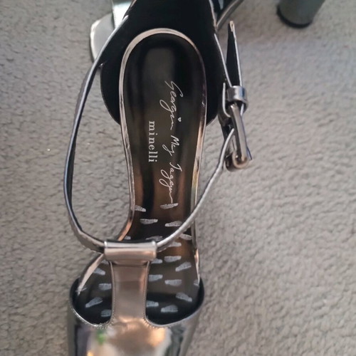 Italian women's silver sandals size 39 new with heel and red sole
