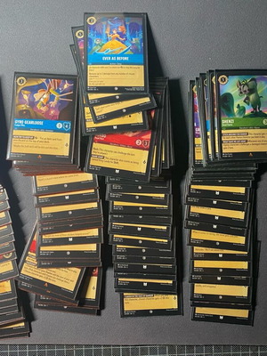 Disney Lornaca card lot like new, 138 cards without holo