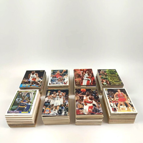 NBA cards from the 1990s like new, 811 pieces