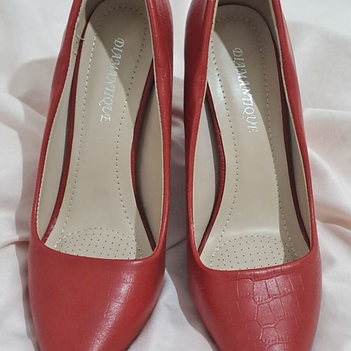 Red pumps size 36 with embossed croco texture, Diamantique, like new