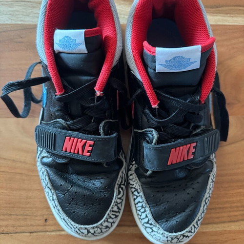 Jordan sneakers size 41 used with visible wear and missing laces
