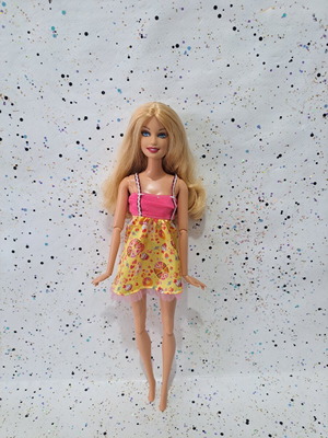 Barbie Fashionistas Swappin' Styles Cutie 2009 like new, incomplete