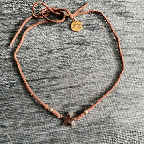 Stella & Dot R Star Necklace like new, natural suede, adjustable