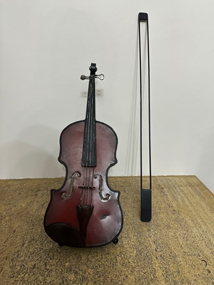 Decorative floor violin vintage like new