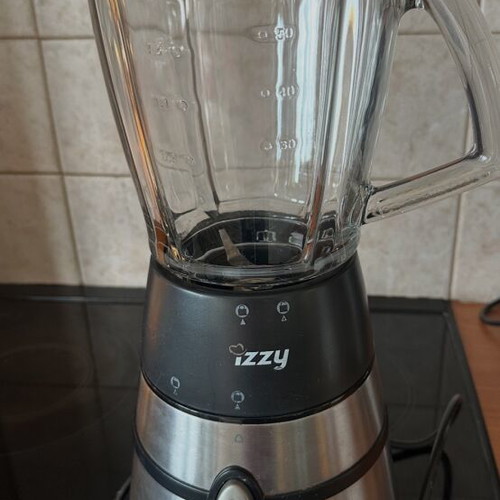 Izzy blender used with glass jug