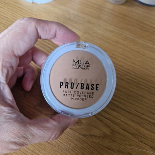 MUA pressed powder #140