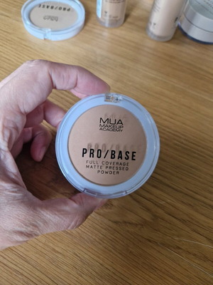 MUA pressed powder #140
