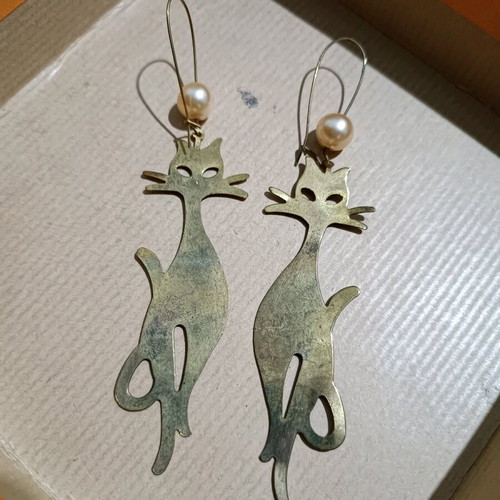 Vintage-style cat earrings with pearls like new