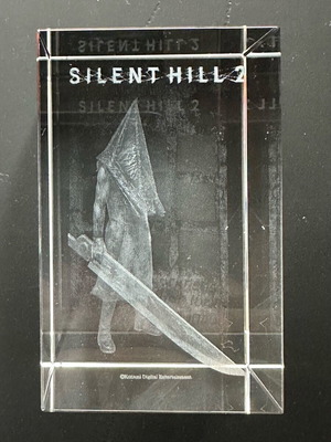 Κρυσταλλινος κυβος Silent Hill 2 Pyramid Head σαν καινούργιος με φωτιζόμενη βάση και μπρελόκ