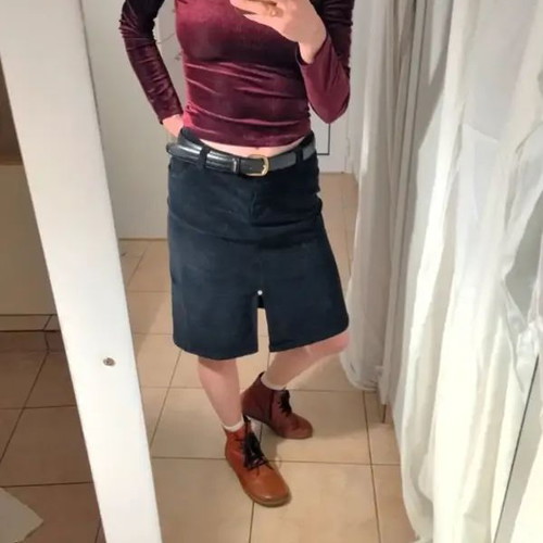 Black velvet pencil skirt like new, size M/L