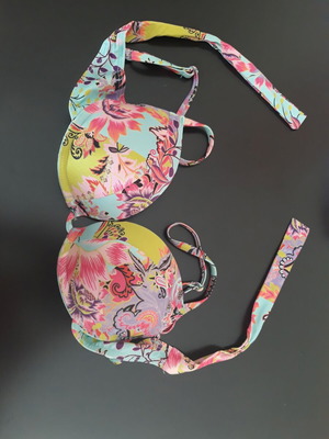 Swimwear top size S like new, elastic with padding