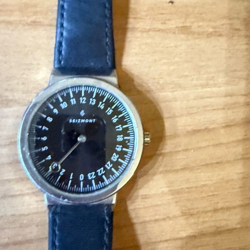 Seizmond men's watch used with one hand and 24-hour dial