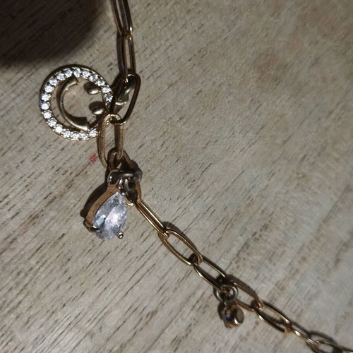 So Cute Cut necklace like new, gold color