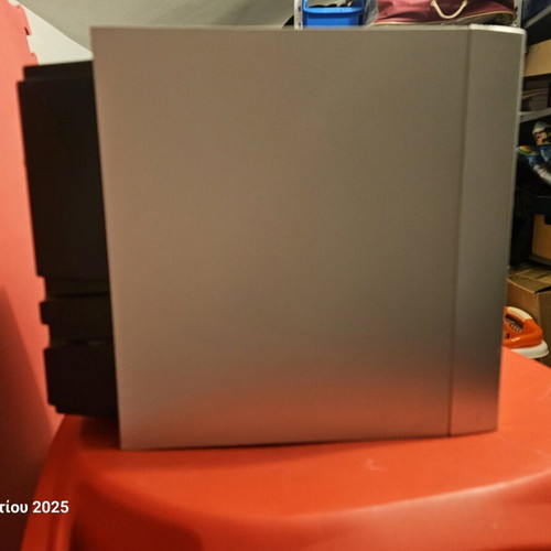 Speakers like new with tear on the fabric