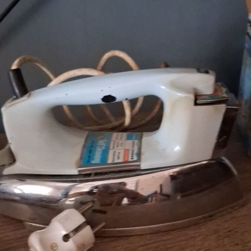 Vintage Braun iron used with signs of wear