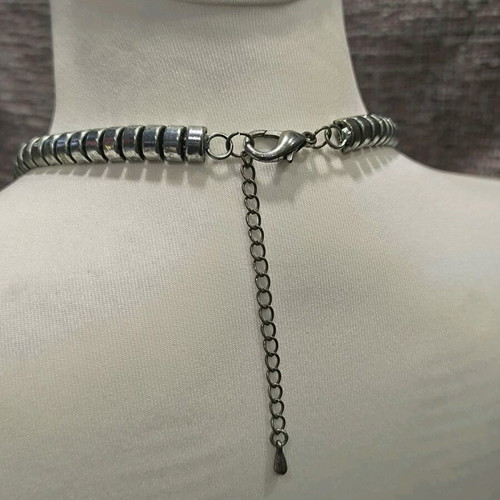 Metal necklace used in excellent condition