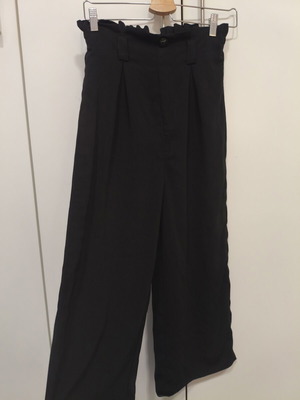 Stradivarius Black Paperbag Waist Culotte Pants like new, size S