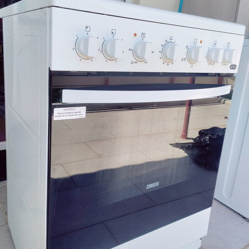 Zanussi oven 54lt with ceramic hobs used, 5 cooking modes