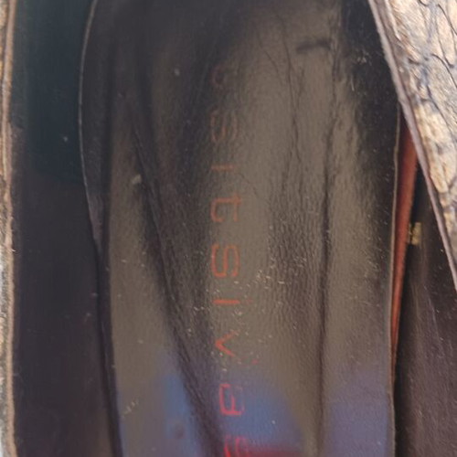 Tsitsivas leather pointed pumps like new, embossed design with buckle