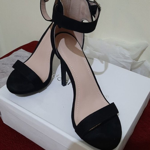 Ideal Shoes black suede high heel sandals size 39 like new