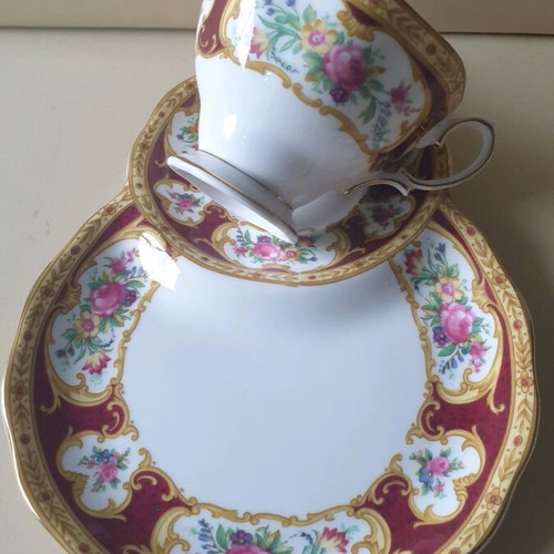 Royal Albert Lady Hamilton bone china set like new with 22k gold trim