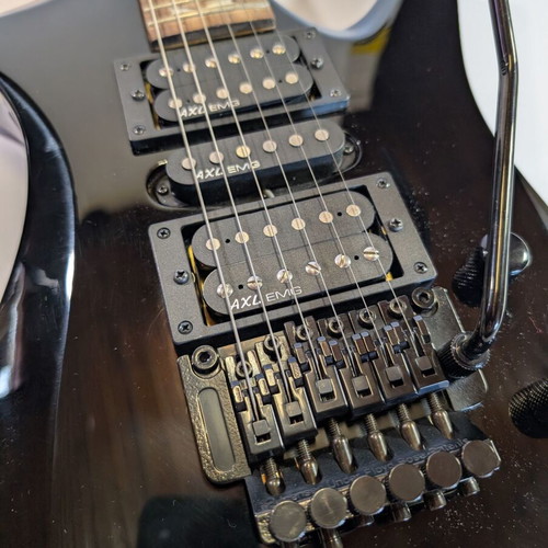 AXL Mayhem FireAx electric guitar like new with carrying case